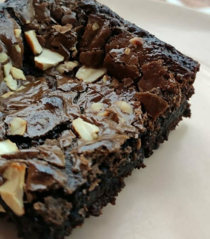 Fudgy brownie topped with almonds