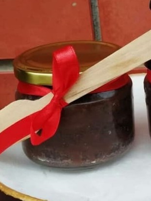 Close up of jar cakes with wooden spoons